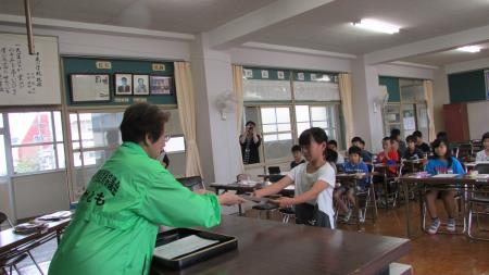 委嘱状をもらう子どもたち2 委嘱状をもらう子どもたち2