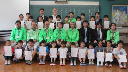 中友校区の民生委員さんたちと記念撮影