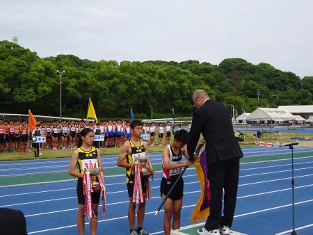 田隈中より優勝旗の返還 田隈中より優勝旗の返還