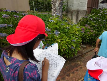 調査結果を校区地図に書き込んでいます