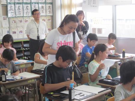 習字の学習を参観中 習字の学習を参観中