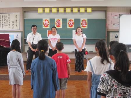 中国の歌「茉莉花」を歌う6年生