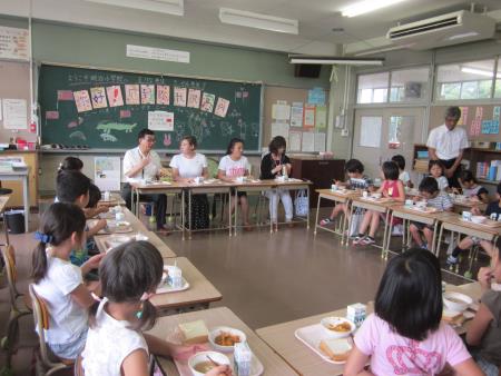 2年生と一緒に給食を試食 2年生と一緒に給食を試食