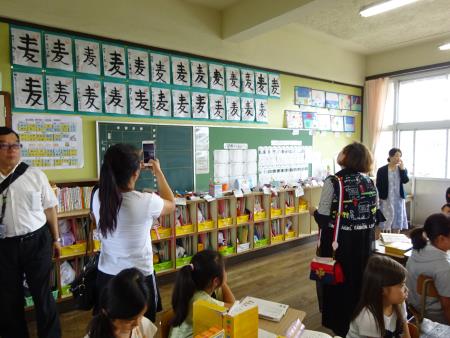 教室環境を観察中
教室環境を観察中