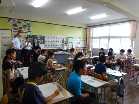 学級会の様子を観察中 学級会の様子を観察中