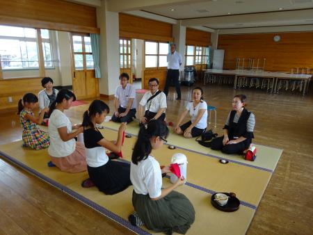 6年生による「お点前」1 6年生による「お点前」1