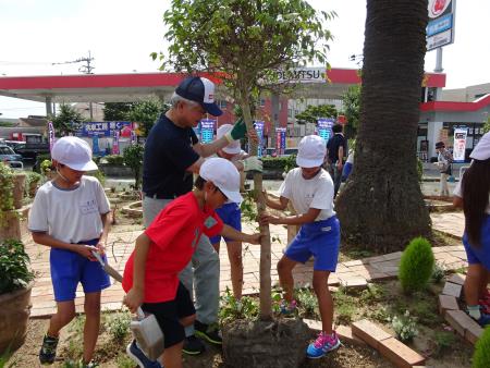 中尾市長と植樹する大正小児童