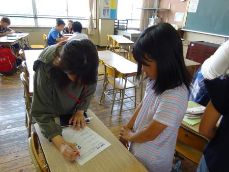 子どもの学習課題を添削する学生学習サポーター 子どもの学習課題を添削する学生学習サポーター
