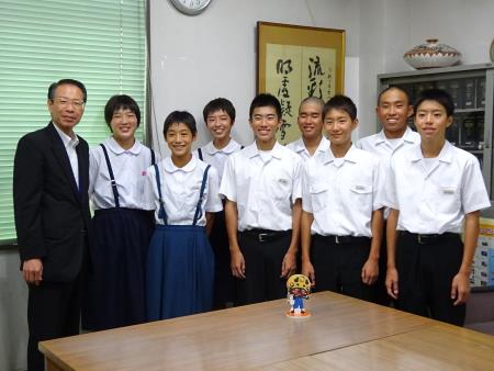 教育長と全国・九州大会出場生徒たちとともに記念撮影