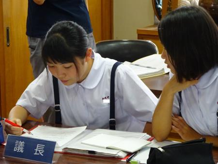 中学生の司会進行によって話し合いが進められます 中学生の司会進行によって話し合いが進められます