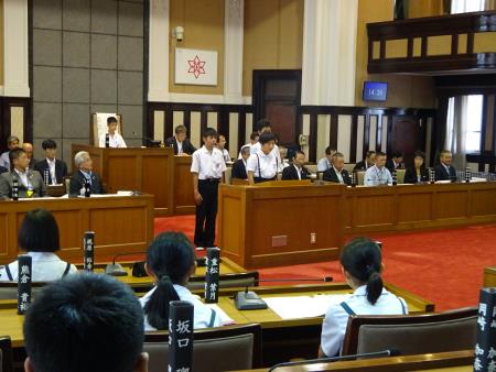 市当局者に質問をする松原中 市当局者に質問をする松原中