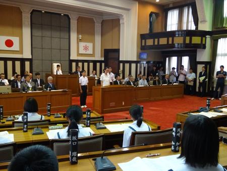 市当局者に質問する宅峰中生徒 市当局者に質問する宅峰中生徒