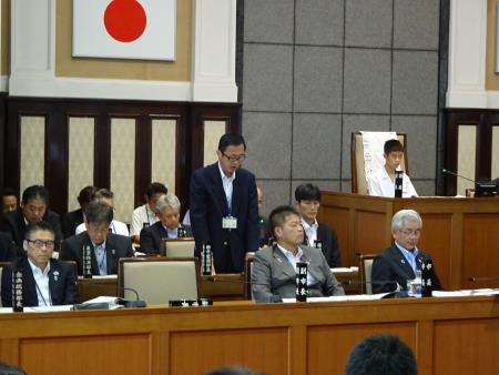 答弁する市当局者 答弁する市当局者