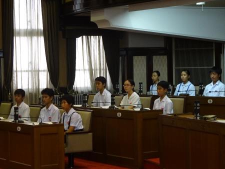 市当局者の答弁を聞く生徒議員 市当局者の答弁を聞く生徒議員