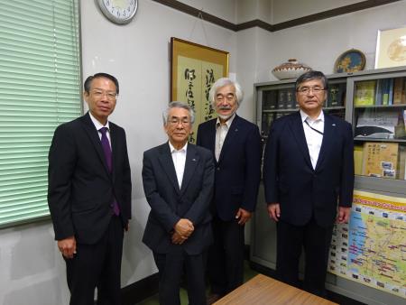 安田教育長と羅臼町教育委員会との記念撮影 安田教育長と羅臼町教育委員会との記念撮影